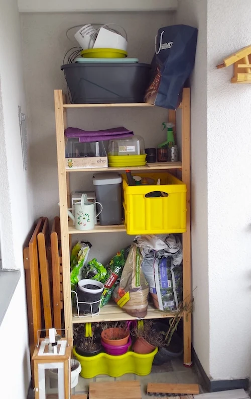 Ordnung durch ein Holzregal